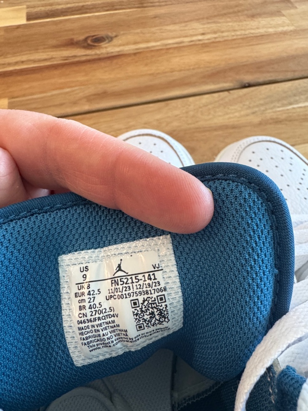 Nike Air Jordan 1 Mid Sneakers - Picture 4 of 8